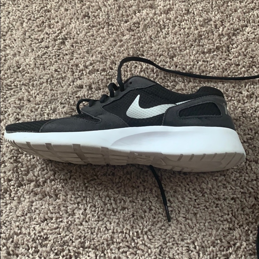 9.5 wmns Nike black running shoe w/ silver tick